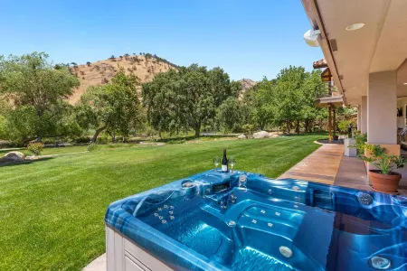 “A River Runs Through It”- Riverfront 2-home Compound Отели рядом с достопримечательностью «Зона отдыха Слик Рок»