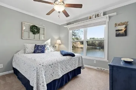 Peaceful Pet Friendly 3BR 2BA Cottage w/ dock!