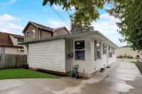 Modern 3 BR Minutes to WI Statefair, MKE Zoo, Brewers, & Hospital Hotels near Paulie's Pub & Eatery