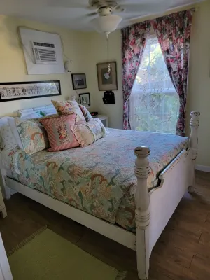 Vintage Cottage Hotels near Windway Studio-Gallery