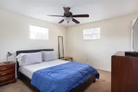 4 Bedroom Cozy Getaway Pool house in the Heart of Melbourne Post Commons附近的飯店