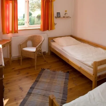 Ein Haus mit Garten am Meer