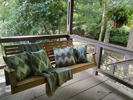 Riverside Retreat located on the Nottely River in the North Georgia Mountains. Отели в г. Юнион