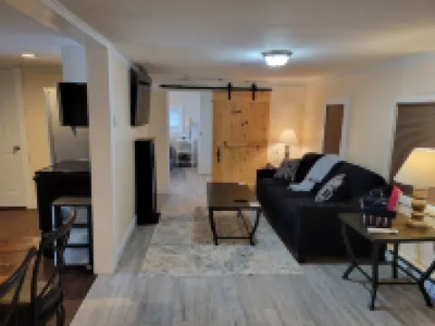 Beautiful lake side cottage 漢普登酒店