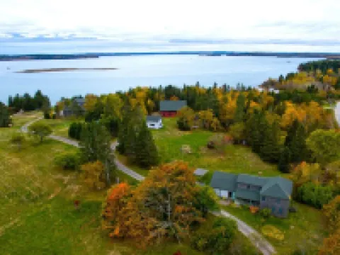 Captain Jacob Lincoln 1790 Farmhouse with attached Barn Hotels in Eastport