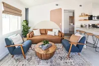 Private Guest House with Full Kitchen, 30 minutes to L.A Beach