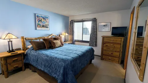 Spacious Condo w/ FREE WiFi, Parking, Heated Pool, Hot Tubs, Ski Shuttles