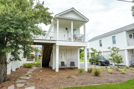 Cozy cottage with easy access to beach & restaurants- Pet Friendly!