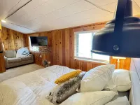 PONTOON NOW INCLUDED!!  Waterfront Duck Lake Cottage Interlochen, Traverse City!