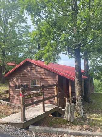 Cozy Cabin, Jacuzzi Tub, Kitchenette, Screened in Porch, Mountain Views.