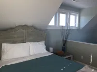 Cedar Island cottage, short walk to beach