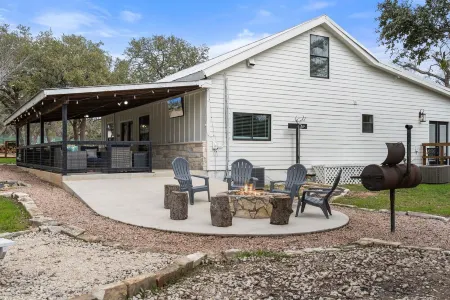 Relaxing family friendly farmhouse minutes from the shops at Wimberley square!