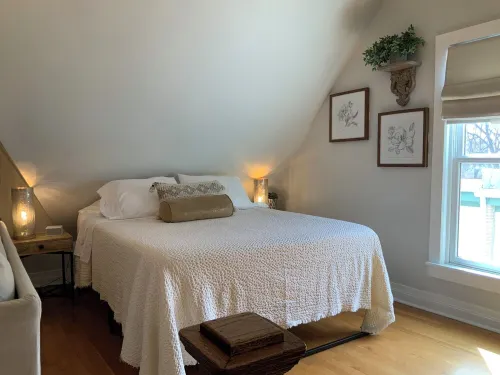 Chic Retreat, 2 Queen Beds, FREE PARKING, Walk to Train