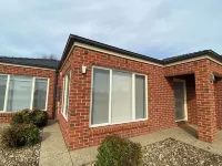 Modern waterfront luxury escape near Shepparton