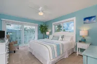 Private Beach Retreat! Luxurious Bedding, Relaxing Pool, Best Sunsets, Fast WiFi Hotels in Key Colony Beach