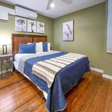 3 minutes walk to the beach. Nearby shopping and restaurants