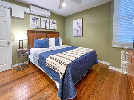 3 minutes walk to the beach. Nearby shopping and restaurants