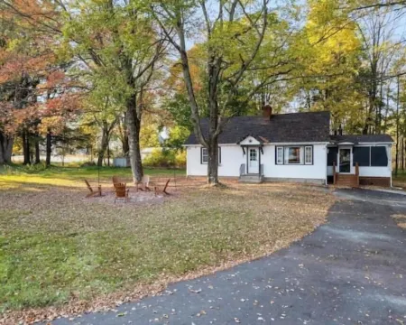 Family Friendly  Lakefront -  Dock & Game Room Perfect for Relaxation and Fun 萊克酒店