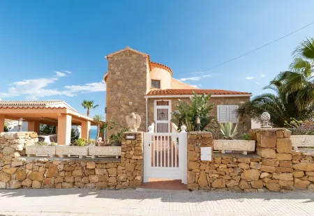 Modern-Mediterranean villa, large pool, sea view, lots of beach, sleeps 10 Отели в г. Алькала-де-Чиверт