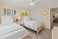 Coral Cove: Walk to the Beach! Heated pool! Prime North End!