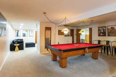 Spacious ~ King Beds ~ Pool ~ Spa~ Mountain View’s