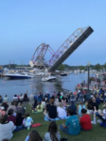 Quaint recently renovated house walking distance to  Lake Shore Park.