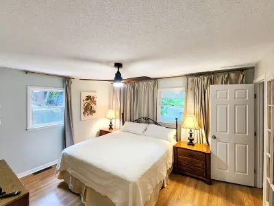 Keowee Adventures ~ Peaceful Lakefront Home on Keowee ~ 7 Miles from Clemson! Hotels near Keowee Marina