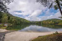 Charming 3-bedroom cabin in wonderful Lake Lure with AC, WiFi