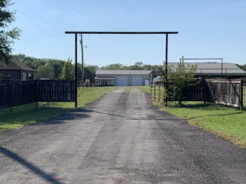 Super cute studio apartment south of Tulsa! Newly renovated and ready to go! Hotels in 