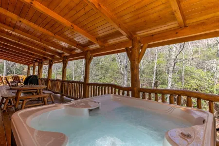 CREEKSIDE LOG HOME: NEXT TO CREEK / CLOSE TO TOWN / HOT TUB / TRAILS / PETS OK