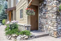 Luxury townhouse with Baldy Views, walk to town/River Run Lodge