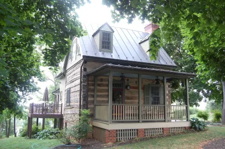 Historic "BREECHES POCKET" Civil W Era Log House /No Rentals after Dec. 31 2025