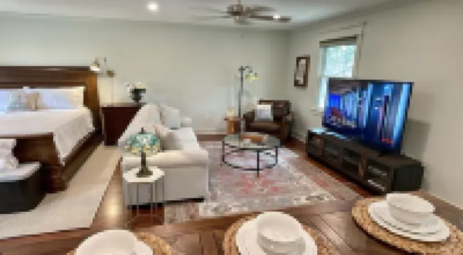 Historic Downtown Carriage House & Oaisis