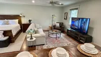 Historic Downtown Carriage House & Oaisis