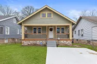 Cozy midtown home 10 minutes to downtown Kansas City. Hôtels à proximité de la Kansas City Union Station