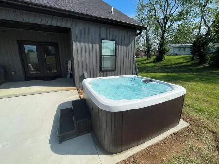 New Quiet Retreat-Distilleries, Hot Tub Shaker Village, Herrington Lake