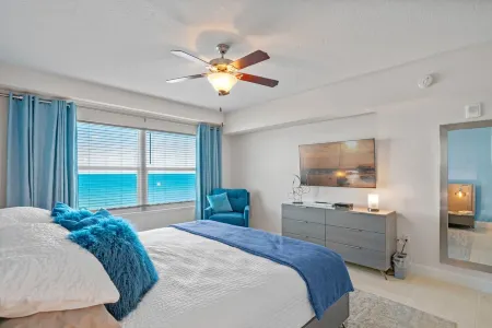Newest Oceanfront Condo On The Beach Отели рядом с достопримечательностью «Парк Ван Авеню»