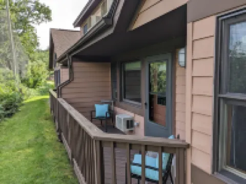 Chalet-styled condo in the heart of the White Mountains; pool / hottub / golfing