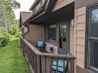 Chalet-styled condo in the heart of the White Mountains; pool / hottub / golfing
