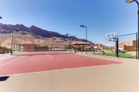 Luxury Townhome in Moab with POOL Hot Tub WI-FI KING BED