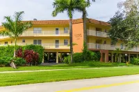 Condo with Boat Dock, 1.5 miles to beach, and 2 blocks to 5th Avenue! Hôtels à proximité de : Naples Pier