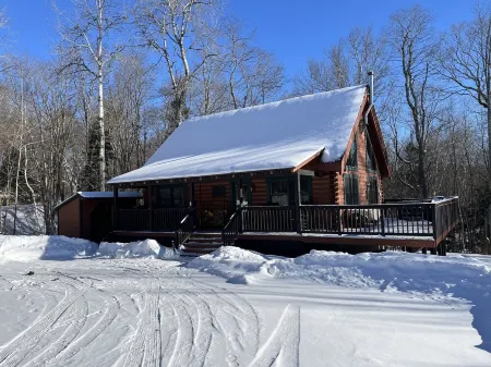 Trending Family Retreat- Deck-Pvt. Hot Tub -Clubhouse Pool, Game Room