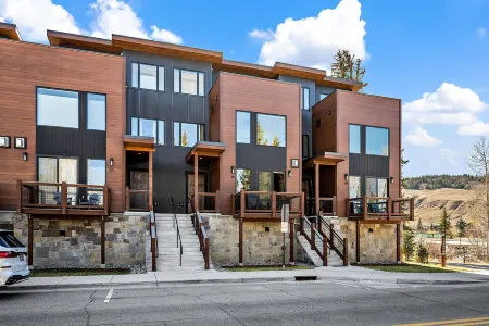 Blue River Views - Mountain/Modern with Private Hot Tub