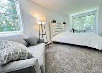 5 BDR Poconos Villa ~ Large Hot Tub ~ Game Room ~ Privacy Hotels in 