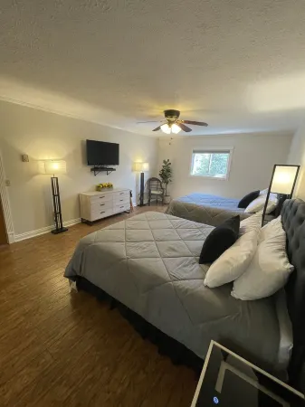 Lakefront Condo With 2 Kayaks and 1 Boat Slip - Amazing Location! Отели рядом с достопримечательностью «Заказник Менонаква Вудс»