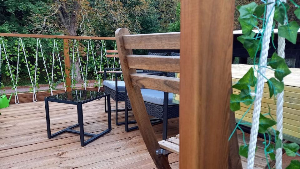 Independent apartment on barge with terrace near the city center