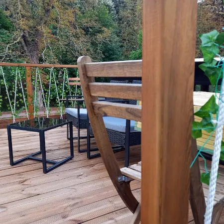 Independent apartment on barge with terrace near the city center