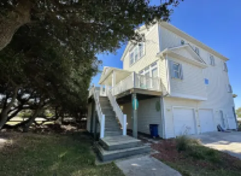 Holy Mackerel -Gorgeous, large home -Ocean view & Sound view -Great for families Hotels in Emerald Isle
