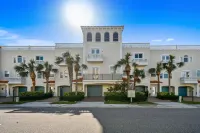 Luxe townhouse 2 blk walk to Clearwater Beach, Pier 60, Rooftop patio sunsets