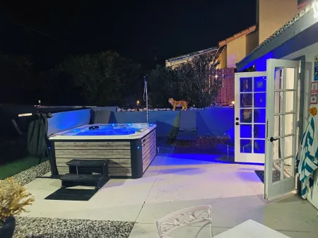 Hot tub jacuzzi,splash water,mini golf,mounting view and popular for hiking area Отели рядом с достопримечательностью «Desert Hot Springs Chamber-Commerce»